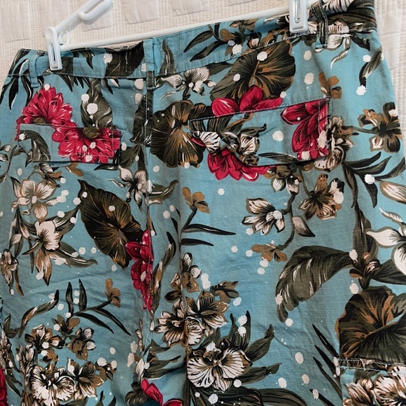 Another Hype Piece- Tropical Pattern Cargo Shorts size:40 - Picture 3 of 9